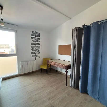 Holiday home Maison Avec Terrasse, 10 Couchages, A 200 M De La