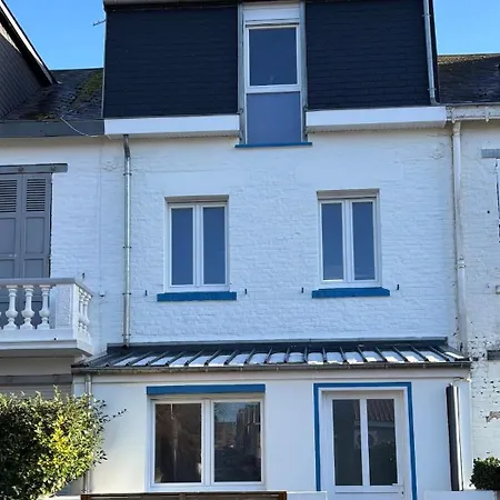 Holiday home Maison Avec Terrasse, 10 Couchages, A 200 M De La *